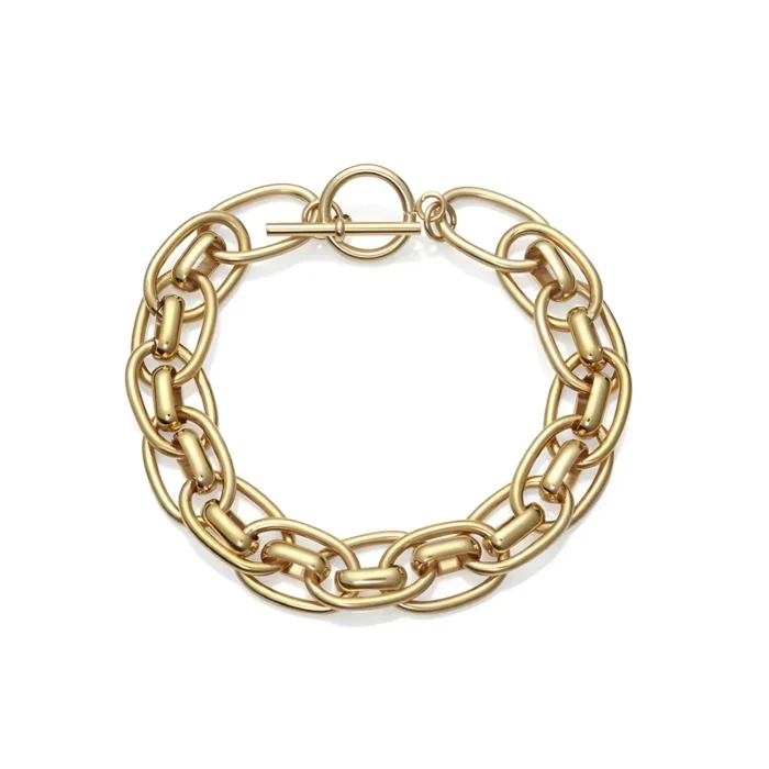 1373P01012 A stylish gold chain bracelet featuring interlocking oval links and a classic toggle clasp.
