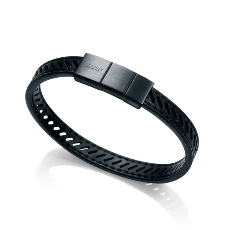 Stilinga juoda apyrankė su elegantiško dizaino nerūdijančiojo plieno užsegimu ir iškirptu raštu išilgai apyrankės.