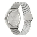 Hopeinen Adidas-kello verkkorannekkeella, jossa ikoninen kolmen raidan logo takakotelossa. Elegantti ja urheilullinen muotoilu.