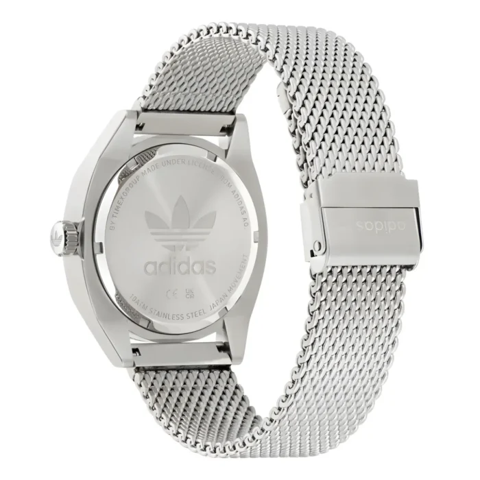 Hopeinen Adidas-kello verkkorannekkeella, jossa ikoninen kolmen raidan logo takakotelossa. Elegantti ja urheilullinen muotoilu.