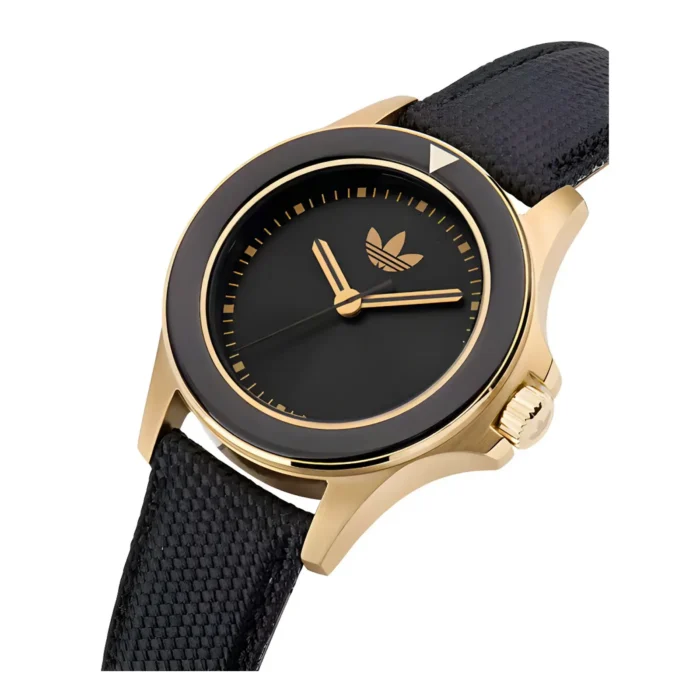 ADIDAS AOFH23015-2 Kuldne ja must Adidase kell, millel on minimalistlik disain, tagasihoidlik logo numbrilaual ja tekstuuriga must rihm.