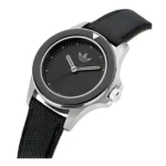 ADIDAS AOFH23016-2 Pulkstenis ar elegantu melnu ciparnīcu, sudraba korpusu un teksturētu melnu siksniņu, kas rotāta ar Adidas logotipu.