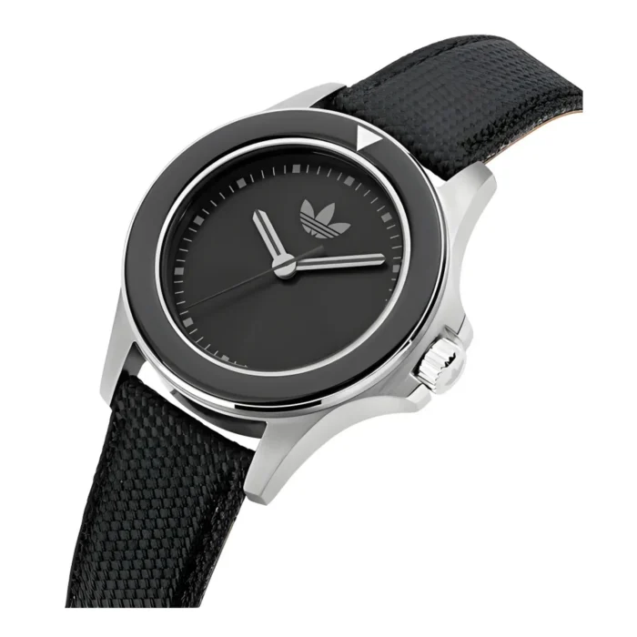 ADIDAS AOFH23016-2 Pulkstenis ar elegantu melnu ciparnīcu, sudraba korpusu un teksturētu melnu siksniņu, kas rotāta ar Adidas logotipu.