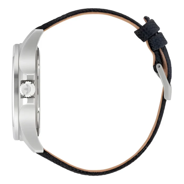 ADIDAS AOFH23016-4 Sānskats elegantam sudraba pulkstenim ar teksturētu melnu siksniņu un sudraba kroni, demonstrējot tā minimālistisko dizainu.