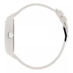 ADIDAS AOST23048-3 Stiilne valge spordikell, millel on elegantne ristkülikukujuline nägu ja hõbedane nupp, kujutatud lihtsale taustale.