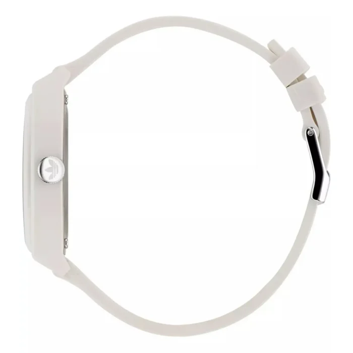 ADIDAS AOST23048-3 Stiilne valge spordikell, millel on elegantne ristkülikukujuline nägu ja hõbedane nupp, kujutatud lihtsale taustale.