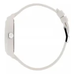 Stilingas baltas sportinis laikrodis su aptakiu stačiakampiu ciferblatu ir sidabriniu mygtuku vienspalviame fone.