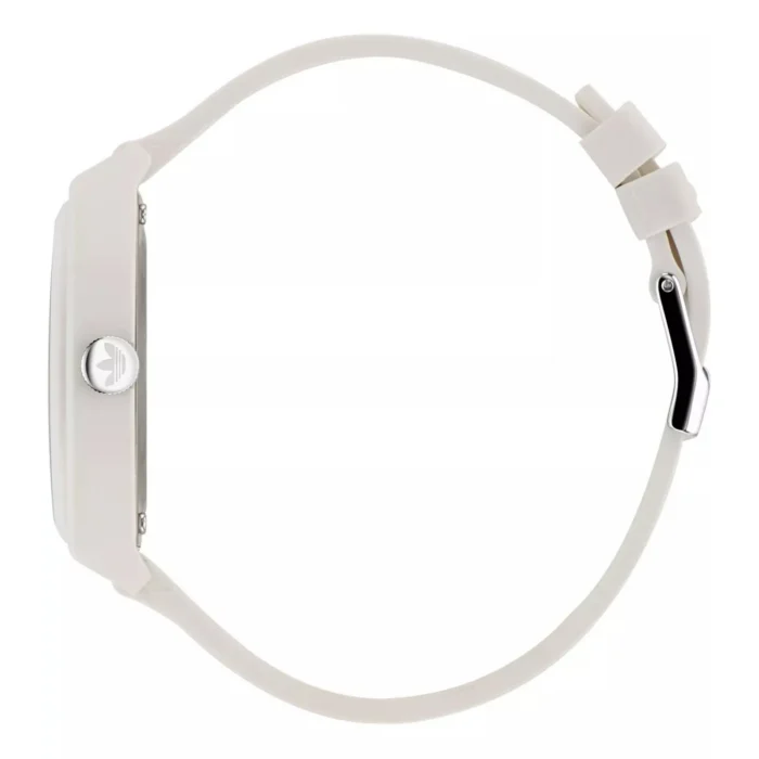 Stilingas baltas sportinis laikrodis su aptakiu stačiakampiu ciferblatu ir sidabriniu mygtuku vienspalviame fone.