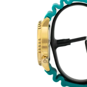 Stilingo laikrodžio su aukso spalvos korpusu, kurį puošia arbatžolių spalvos banguotas dirželis ir kuris demonstruoja unikalų dizainą bei meistriškumą, vaizdas iš arti.