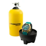 CITIZEN BN0162-02X-5 Ryškiai geltonas „PROMASTER Aqualand“ akvalangas šalia auksinio ir arbatinio „Citizen“ nardymo laikrodžio juodame laikiklyje.