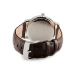 GANT GTAD02600899I-2 Tyylikäs GANT-kello, jossa on ruostumattomasta teräksestä valmistettu kotelo ja ruskea nahkahihna hopeansävyisellä soljella, nähtynä takaa.