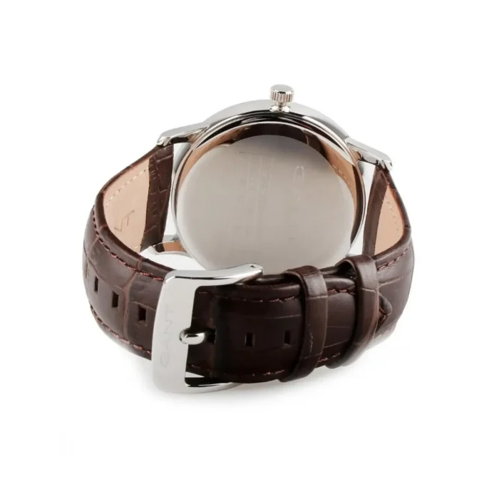 GANT GTAD02600899I-2 Tyylikäs GANT-kello, jossa on ruostumattomasta teräksestä valmistettu kotelo ja ruskea nahkahihna hopeansävyisellä soljella, nähtynä takaa.