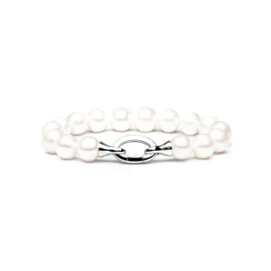 Elegantiška perlų apyrankė su sidabriniu užsegimu, kurioje subtiliai išdėlioti įvairaus dydžio blizgūs balti perlai.