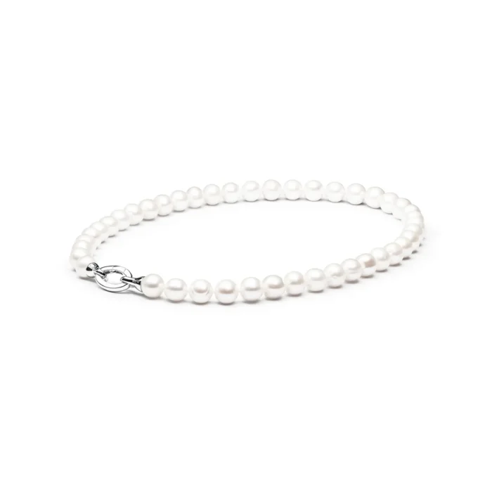 Elegantiškas baltų perlų vėrinys su sidabriniu užsegimu, kuriame puikuojasi vientisa blizgių perlų virtinė.