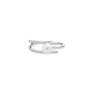 Silver ring featuring a central white pearl and a band adorned with sparkling diamonds. Elegant and modern design.