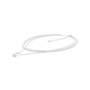 Elegantiškas daugiasluoksnis vėrinys su baltais perlais, subtilia sidabro grandinėle ir vieninteliu perlų pakabuku.