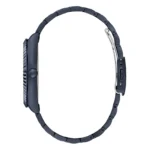 GUESS GW0265G9-3 Sivukuva tyylikkäästä mustasta älykellosta, jossa on metallinen linkkiranneke ja pyöreä kellotaulu, sekä sivupainike navigointia varten.