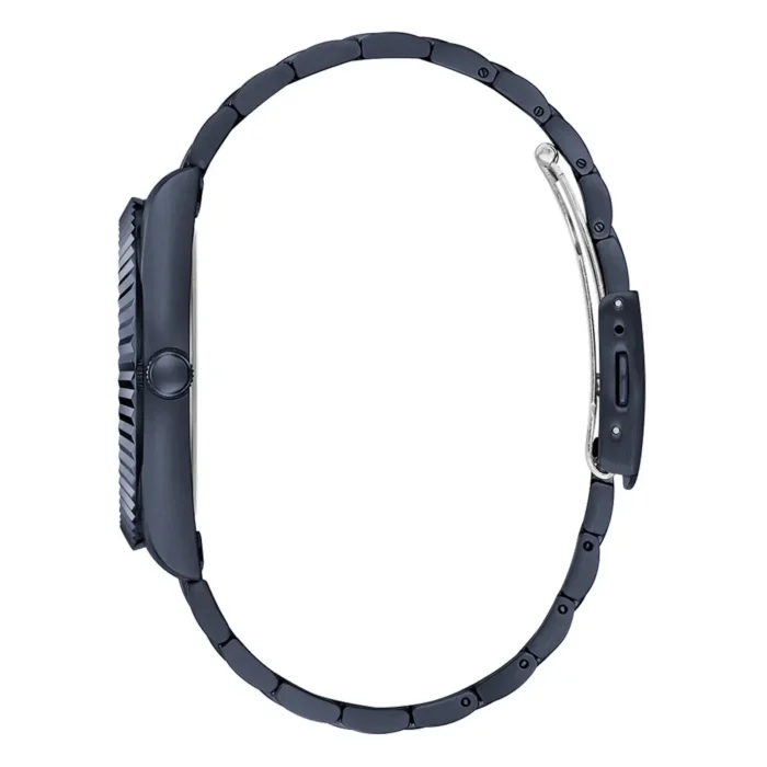 GUESS GW0265G9-3 Sivukuva tyylikkäästä mustasta älykellosta, jossa on metallinen linkkiranneke ja pyöreä kellotaulu, sekä sivupainike navigointia varten.