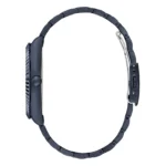 Elegantiško juodo išmaniojo laikrodžio su metaline jungiamąja juostele ir apvaliu ciferblatu su šoniniu navigacijos mygtuku vaizdas iš šono.