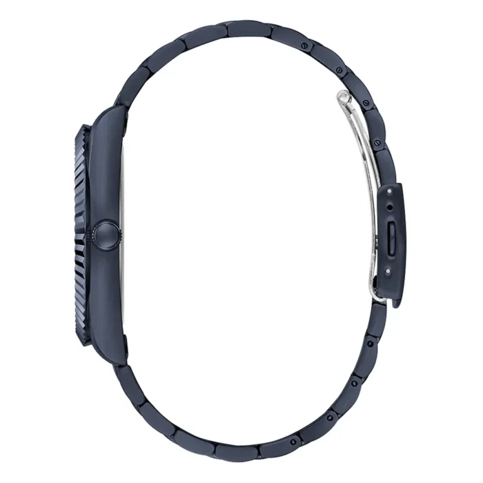 Elegantiško juodo išmaniojo laikrodžio su metaline jungiamąja juostele ir apvaliu ciferblatu su šoniniu navigacijos mygtuku vaizdas iš šono.