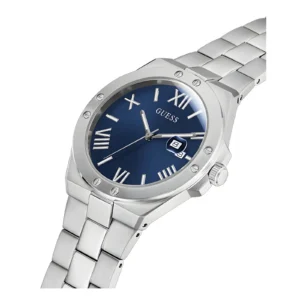 Sidabrinis „Guess“ laikrodis su mėlynu ciferblatu su romėniškais skaitmenimis ir datos langeliu, kurį puošia nerūdijančio plieno grandininė apyrankė.