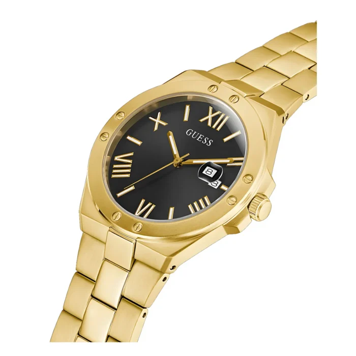 Stilingas auksinis „Guess“ laikrodis su juodu romėniškų skaitmenų ciferblatu ir datos ekranu, kurį papildo elegantiška auksinė apyrankė.