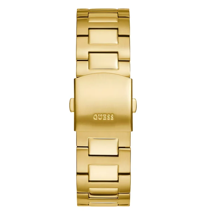 Elegantiškas auksinis rankinis laikrodis su šlifuotu paviršiumi ir užsegimu, ant kurio dirželio elegantiškai pavaizduotas „Guess“ logotipas.
