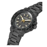 Элегантные черные часы Guess со стильным золотисто-серебристым циферблатом, браслетом из нержавеющей стали и спортивным дизайном.