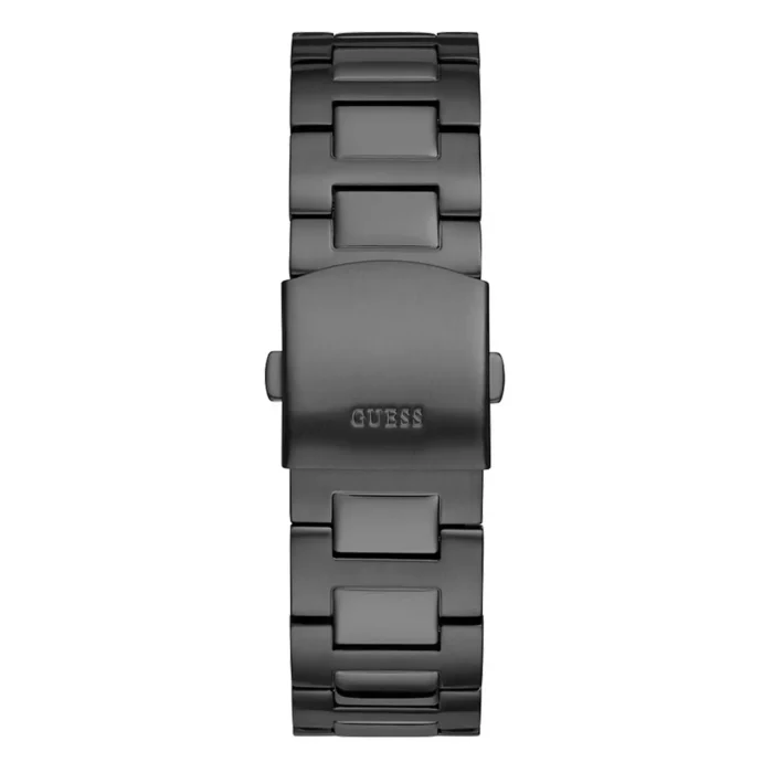 Крупный план стильного черного металлического браслета часов Guess, отличающегося элегантным дизайном и полированной отделкой с выгравированным названием бренда.