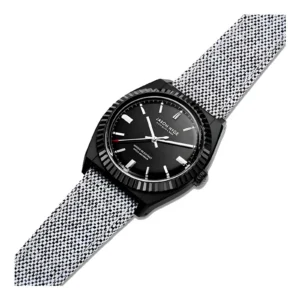 Stilingas juodas laikrodis su poliruotu rėmeliu ir sudėtingu juodai baltu raštuotu dirželiu, minimalistiniu ciferblatu su sidabro žymekliais.