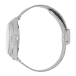 Elegantiško sidabrinio laikrodžio vaizdas iš šono su tekstūriniu rėmeliu ir pintiniu dirželiu, demonstruojančiu modernią eleganciją.