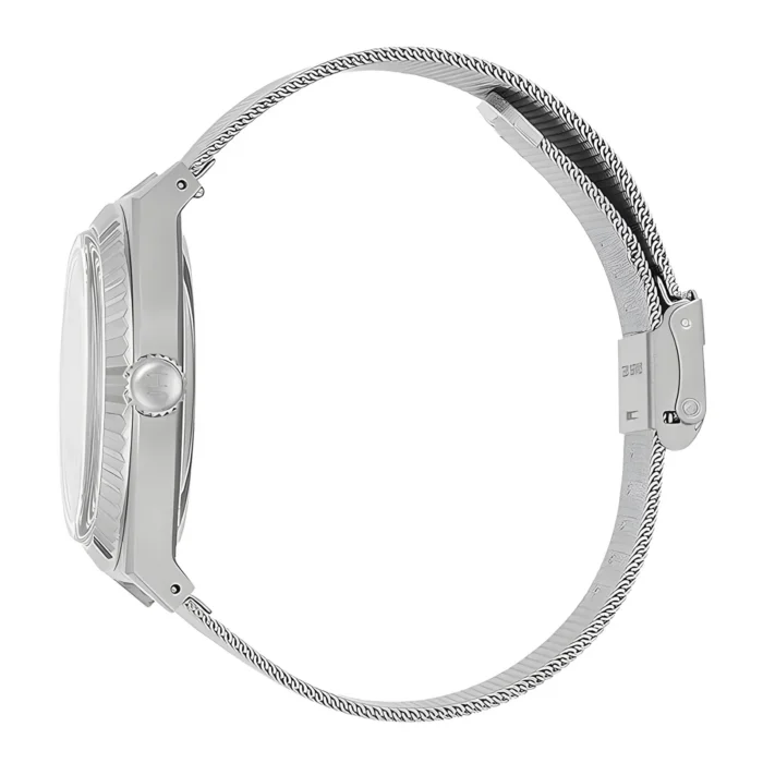 Elegantiško sidabrinio laikrodžio vaizdas iš šono su tekstūriniu rėmeliu ir pintiniu dirželiu, demonstruojančiu modernią eleganciją.