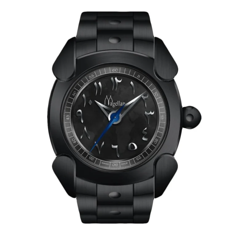 Elegantiškas juodas „Magellan“ laikrodis su sudėtingu ciferblatu su sidabriniais ir mėlynais akcentais, pasižymintis moderniu ir stilingu dizainu.