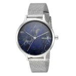 Elegantti SKAGEN-kello, jossa on syvänsininen marmorikellotaulu ja hopeinen verkkoranneke, jotka yhdistävät modernin tyylin ylellisyyteen.