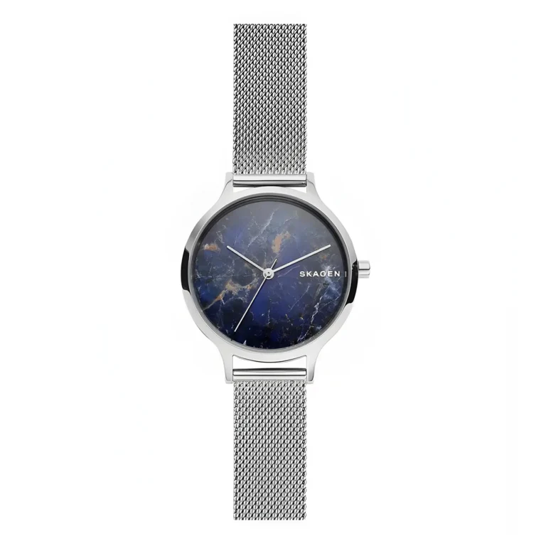 Elegantiškas „Skagen“ laikrodis su tamsiai mėlynu marmuriniu ciferblatu ir sidabriniu tinkliniu dirželiu, kuriame elegancija dera su moderniu dizainu.
