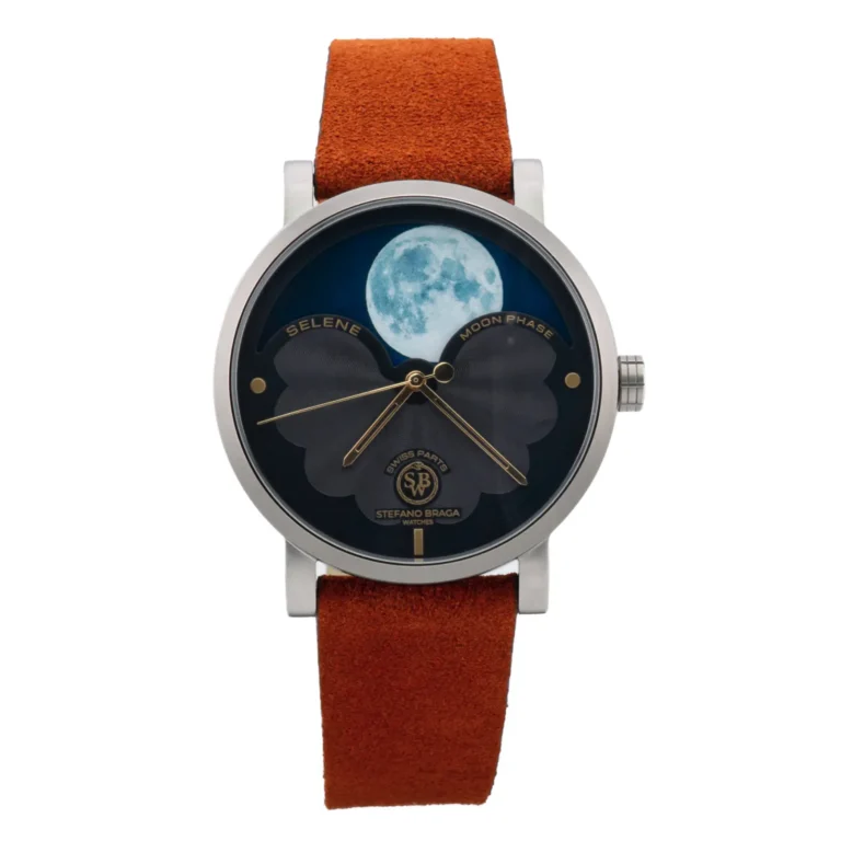 Stilingas laikrodis su mėlynos mėnulio fazės dizainu, auksinėmis rodyklėmis ir rudu zomšiniu dirželiu, paženklintas užrašu „Selene Moon Phase“.