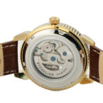 STURLING 3983.2-2 Stambiu planu parodyta „Stuhrling“ laikrodžio nugarėlė, kurioje pro permatomą korpusą matyti sudėtingi krumpliaračiai ir mechanizmai, uždėti ant rudo dirželio.