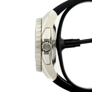 Nerūdijančio plieno laikrodžio profilis iš arti su tekstūruotu rėmeliu, šonine karūnėle ir juodu guminiu dirželiu.