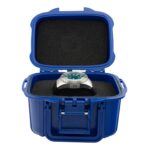 TECHNOTEMPO TT.1000OC.MP-5 Kirkkaan sininen vedenpitävä kotelo mustalla vaahtomuovisisuksella, jossa on ruostumattomasta teräksestä valmistettu kello vihreällä kellotaululla.