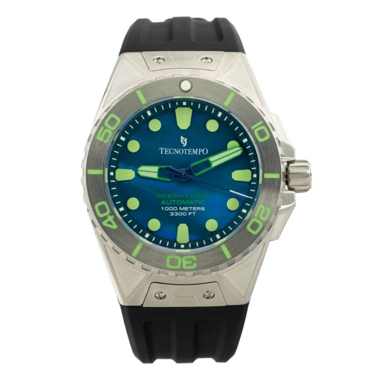Lähikuva TecnTempo Ocean Force automaattikellosta, jossa sininen kellotaulu, valaisevat merkinnät ja musta kumiranneke. Vedenkestävä 1000 metriin asti.