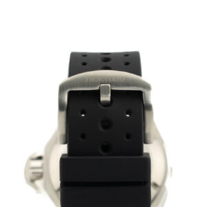 Stambiu planu matomas juodas guminis laikrodžio dirželis su metaline sagtimi, ant kurios išgraviruotas užrašas „TECNOTEMPO“, su perforacijomis, kad jį būtų galima reguliuoti.