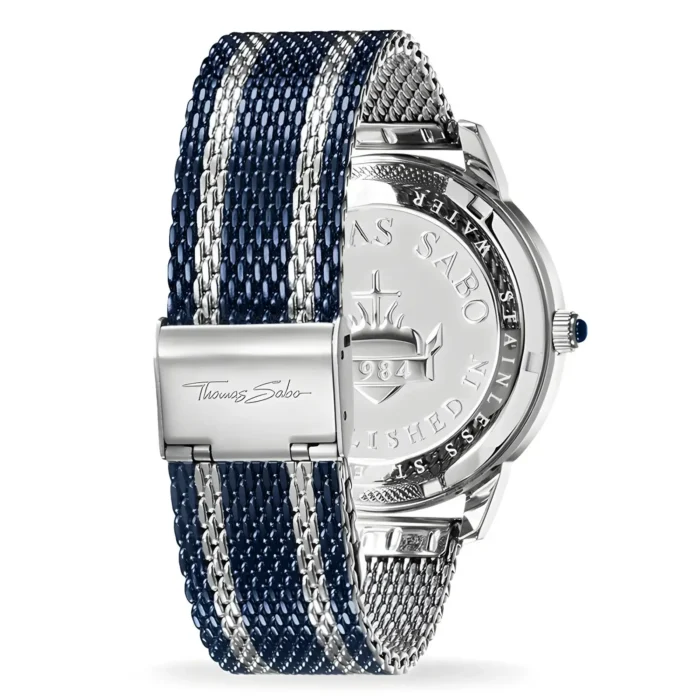 Stilfull Thomas Sabo-klocka med blått och silver meshband, som visar sin eleganta baksida med ingraverad logotyp och detaljer.