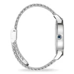 Elegant silverklocka med länkarmband, med en blå ädelsten vid kronan, visad från en sidovinkel.