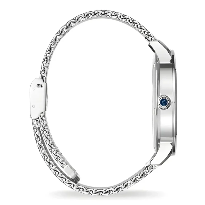 Elegant silverklocka med länkarmband, med en blå ädelsten vid kronan, visad från en sidovinkel.