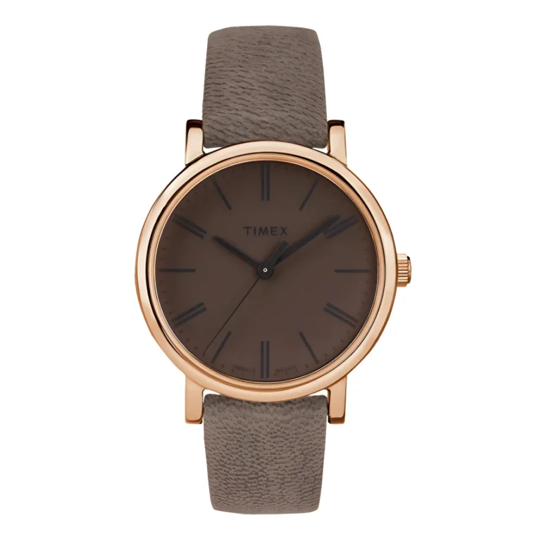 „Timex“ laikrodis su rožinio aukso korpusu, rudos spalvos ciferblatu ir tekstūriniu pilkos odos dirželiu, pasižymintis elegantišku ir moderniu dizainu.