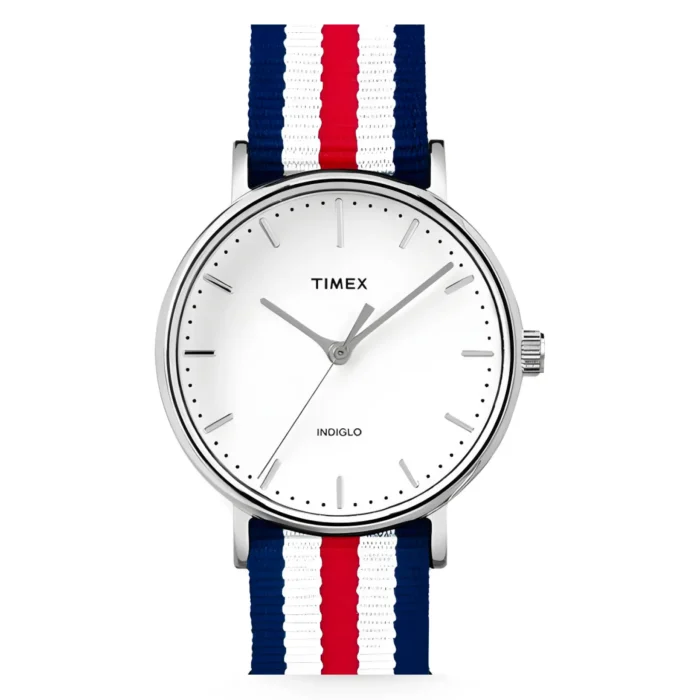 „Timex“ laikrodis su elegantišku baltu ciferblatu, sidabrinėmis rodyklėmis ir tamsiai mėlyna dryžuota audinio juostele su raudonais ir baltais akcentais.