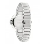 Šoninis vaizdas sidabrinio nerūdijančio plieno Tommy Hilfiger laikrodžio su poliruota apyranke ir minimalistiniu apvaliu ciferblato dizainu.