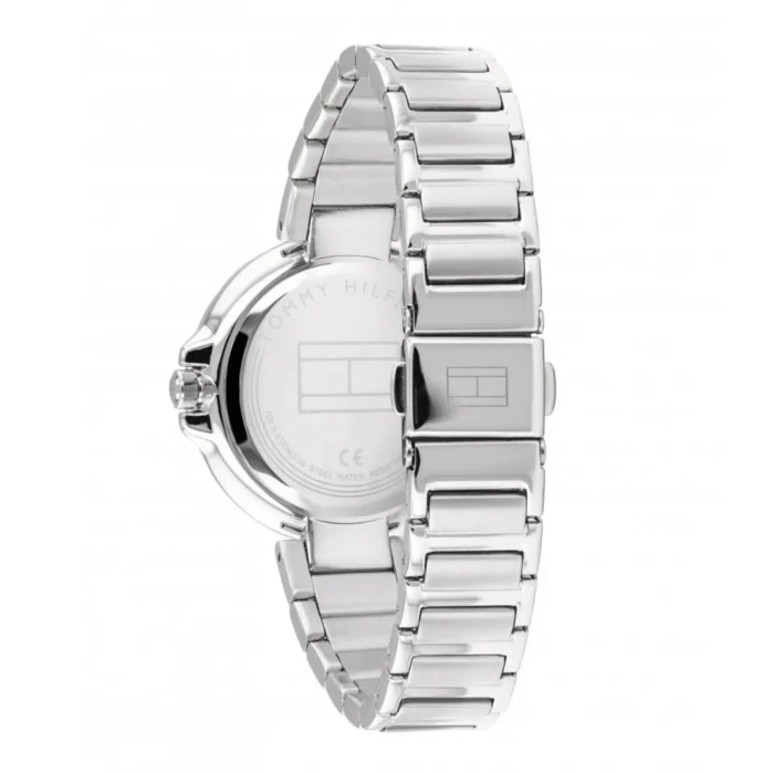 Šoninis vaizdas sidabrinio nerūdijančio plieno Tommy Hilfiger laikrodžio su poliruota apyranke ir minimalistiniu apvaliu ciferblato dizainu.