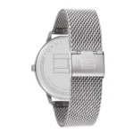 TOMMY HILFIGER 1791415-2 Elegantiškas sidabrinis Tommy Hilfiger laikrodis su tinkline apyranke ir poliruotu korpusu, kuriame ant nugarėlės matomas prekės ženklo logotipas.