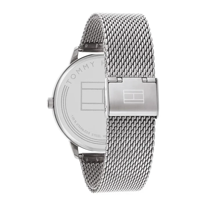 TOMMY HILFIGER 1791415-2 Elegantiškas sidabrinis Tommy Hilfiger laikrodis su tinkline apyranke ir poliruotu korpusu, kuriame ant nugarėlės matomas prekės ženklo logotipas.